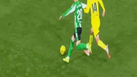 国足赴澳比赛，上海启程非包机应对舆论压力